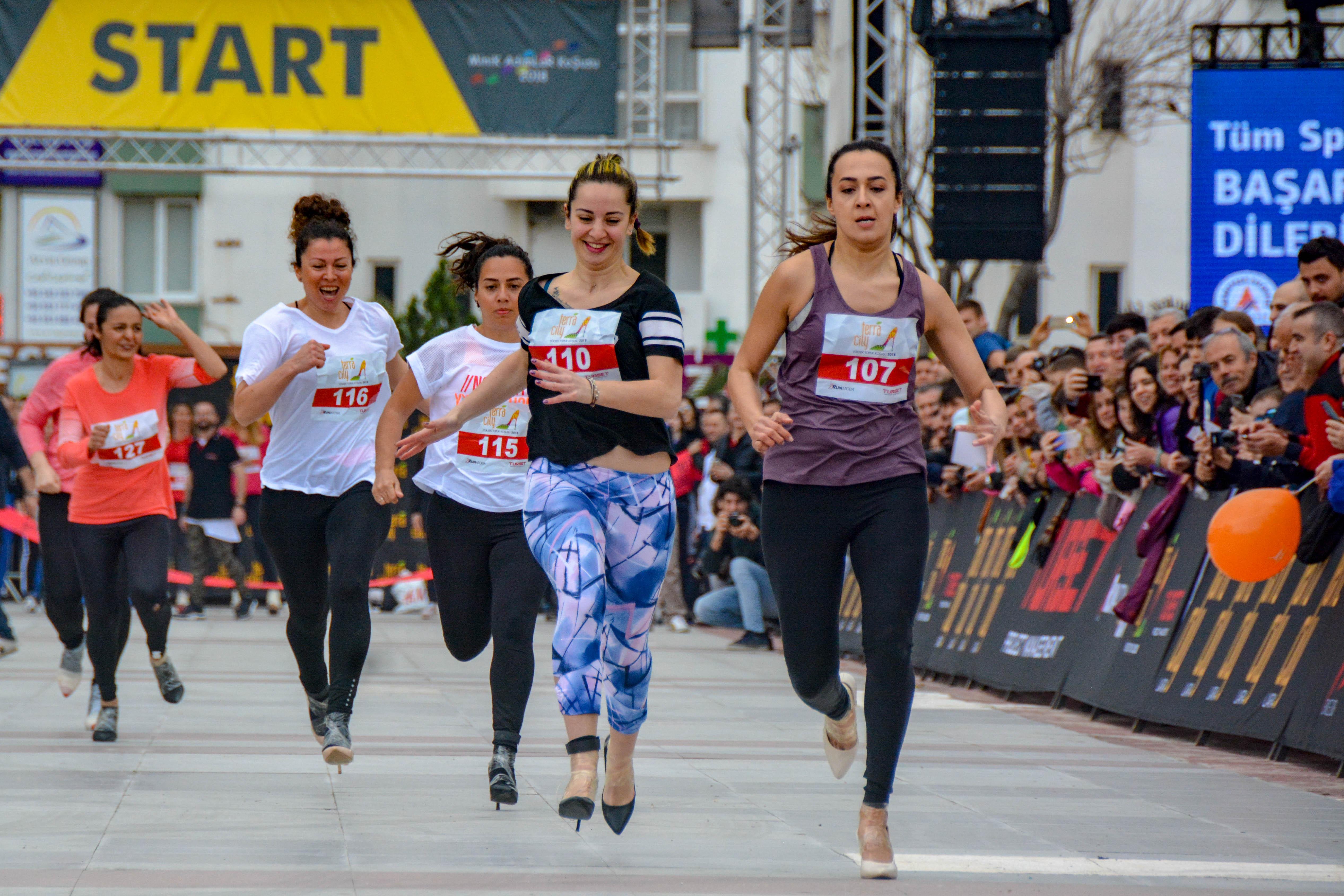 "High Heels Run" Frauen sprinten auf Stilettos durch Antalya Nordbayern